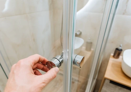 Tani patent na czystą kabinę prysznicową. Zacieki przestaną być problemem