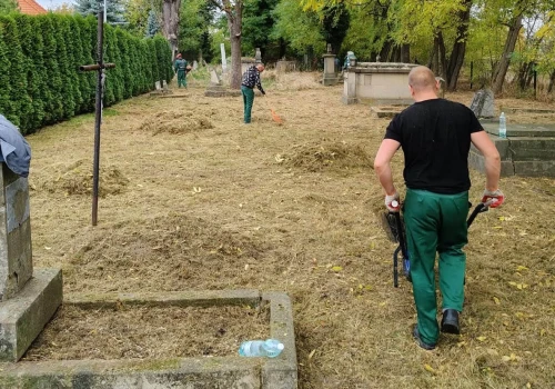 Więźniowie porządkowali zabytkowy cmentarz w Nowym Sączu. Ważna lekcja szacunku