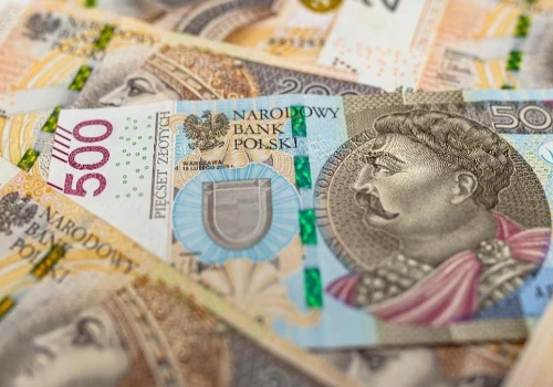 Złoty pod ostrzałem. Wystarczy 10 groszy, by stracić 100 tys. zł