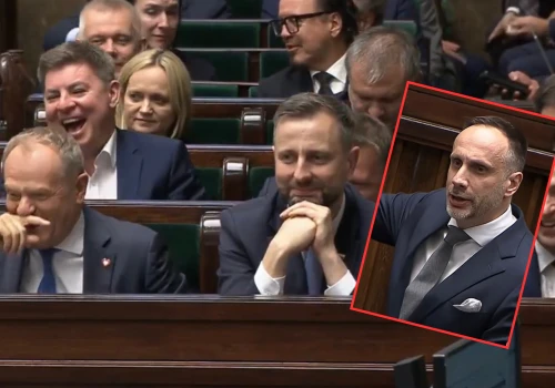 Scena roku! Kowalski grzmiał z mównicy, Tusk i ministrowie płakali ze śmiechu. „Januszku, nie przynoś…”