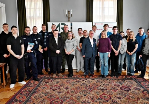 Jabłonna Youth Meetup. Młodzież uczyła się pierwszej pomocy i spotkała ze służbami