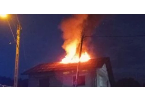 Pożar poddasza w Żywcu. Strażacy wynieśli z domu butlę z gazem