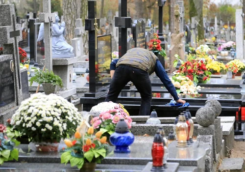 Przed Wszystkimi Świętymi Polacy płacą nawet 450 zł. Im bliżej 1 listopada, tym drożej
