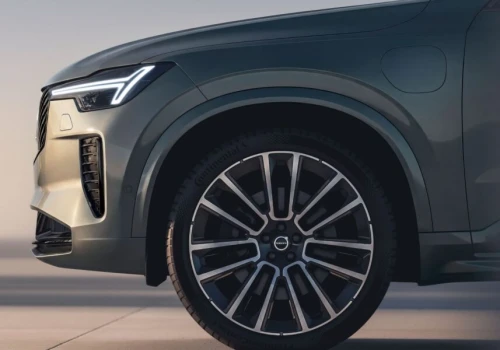 Masz Volvo, MG lub chińskie auto? Wojsko nie wpuści cię na parking przy cmentarzu