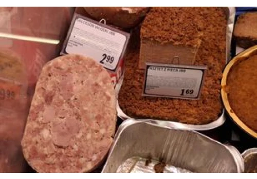 Przysmak PRL z mięsnej lady w markecie. Kosztuje 30 zł, a skład ma prawie 10 linijek