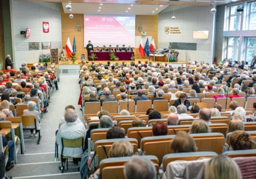 Seniorzy wrócili na uczelnie. Trzy Uniwersytety Trzeciego Wieku w Częstochowie rozpoczęły nowy rok akademicki