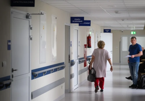 NFZ już przenosi zabiegi na przyszły rok. "Szpitale nie chcą się zadłużać"