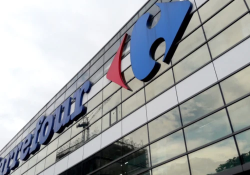 Carrefour pod presją. Słabsza sprzedaż w Polsce, splądrowane sklepy we Francji