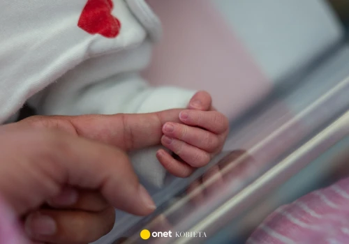 Skazany mógł przytulić dziecko w szpitalu. Przełomowa decyzja dyrekcji więzienia