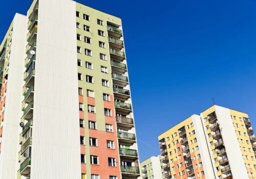 Zakaz dla drzwi i okien w bloku. Sąsiedzi narażają wszystkich na straty