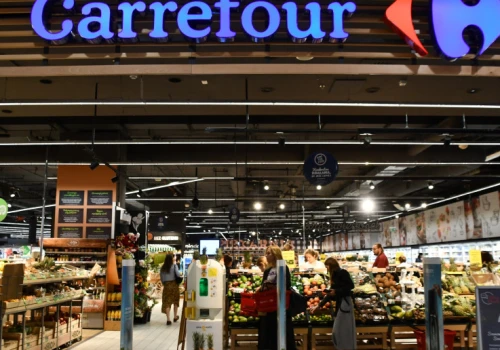 Carrefour pod presją. W Polsce sprzedaż w dół, grupa tnie prognozy