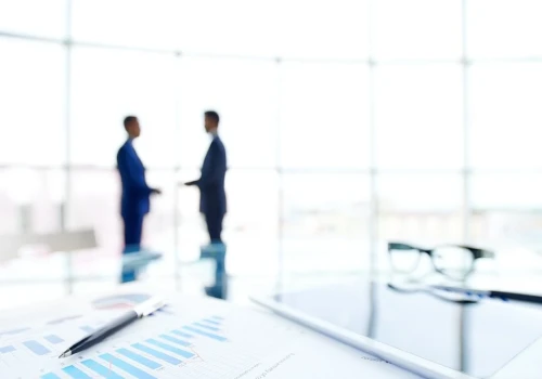 Obiecywali wolność finansową, promowali piramidę. UOKiK ujawnił ich nazwiska