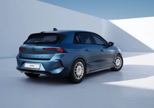 Goły Opel Astra Start trafia do Włoch. Hybryda 145 KM za 32.450 euro