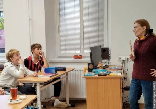 Katarzyna Ryrych zapowiada książkę z Zaolziem w tle. Pisarka spotkała się z uczniami w Trzyńcu