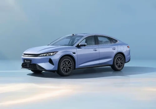 BYD Qin Plus trzeciej generacji na zdjęciach. Nowy sedan ma 4,84 m długości