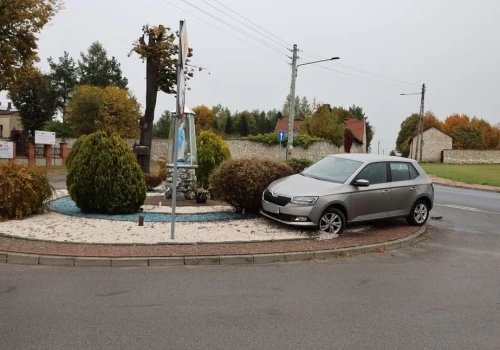 Zostawił samochód na środku ronda, a potem utknął w rowie melioracyjnym. Był kompletnie pijany