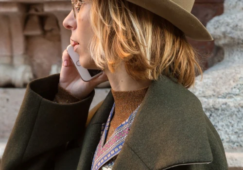 Najmodniejszy dodatek jesieni? Nie beret, nie beanie. Ten model robi karierę na głowach