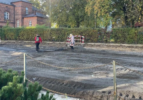 Przechodzą 'na dziko’, bo przejście za daleko. Piesi narzekają na zmiany przy Świcie