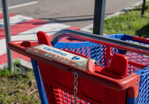 Carrefour poprawia sprzedaż, ale koryguje prognozy. Marża i inwestycje w dół!