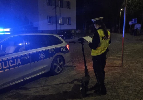 Dwóch nastolatków na jednej hulajnodze. 16-latek złamał rękę po zderzeniu ze słupkiem