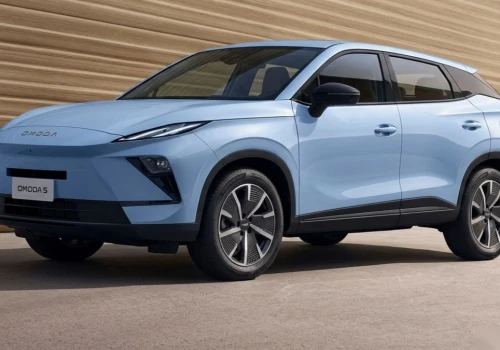 OMODA 5 NEXT ma 224 KM w hybrydzie i 430 km zasięgu w EV. W Polsce w 2027 roku