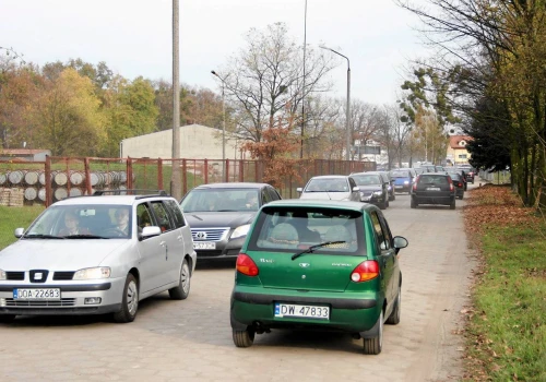 BYD, MG, Omoda, a nawet Volvo. Tymi autami nie wjedziesz na ten parking przy cmentarzu