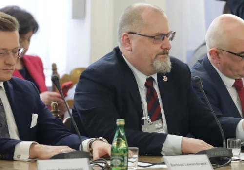 Prokurator wszedł obcemu mężczyźnie do łazienki, pijany sędzia wybił sobie zęby. "PiS by to wykorzystał"