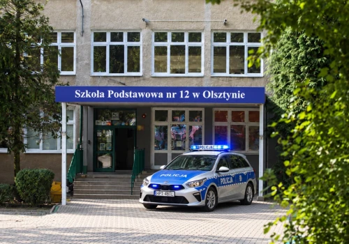 Drzwi zamknięte przed rodzicami w Klebarku Wielkim i Olsztynie. W sieci zawrzało: „To szkoła czy więzienie?”