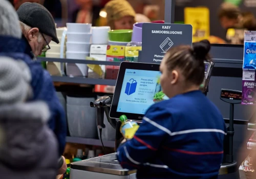 Carrefour w Polsce wciąż pod kreską. Sieć przegrywa walkę cenową i zamyka sklepy