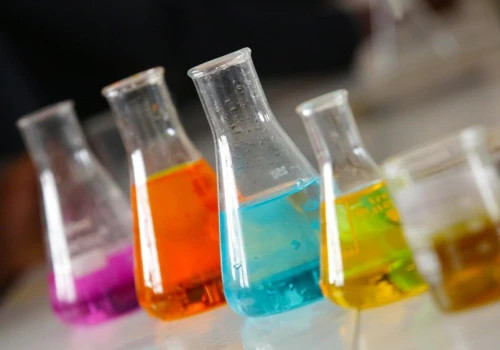 10 pytań z chemii na poziomie podstawówki. Dorośli się w tym gubią