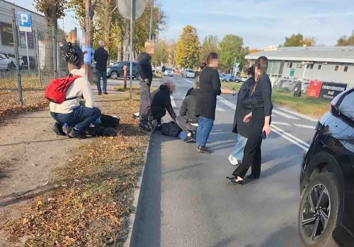 Wypadek. Potrącenie dzieci na przejściu dla pieszych, leżą na ziemi, na miejscu służby ratunkowe