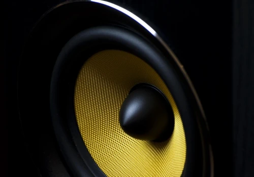 Tuba do samochodu – kiedy postawić na subwoofer z obudową?