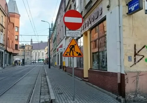 Niebezpieczny znak na ul. Bytomskiej w Mysłowicach. Przechodzień uderzył się w głowę
