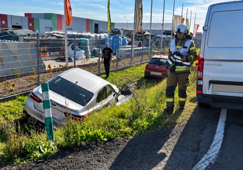 Zderzenie pojazdów na DK25 w Witoldowie. Dwa auta w rowie, jeden kierowca w szpitalu