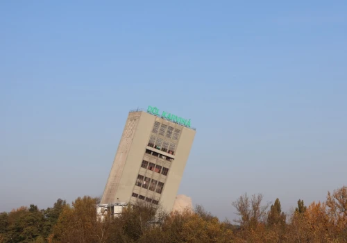 „Jechaliśmy tu jak na pogrzeb”. Byli górnicy żegnali wieżę kopalni ČSA