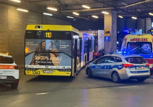 Zderzenie ciężarówki z autobusem na wyjeździe z podziemnego dworca przy Galerii Katowickiej. Nie żyje jeden z kierowców