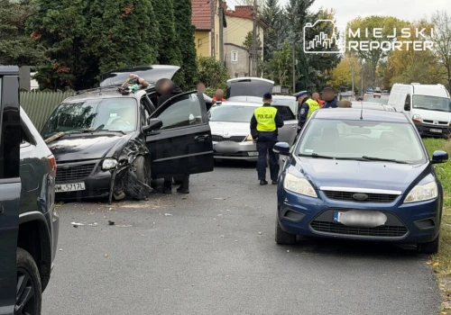Policyjny pościg na Zaciszu. Chrysler rozbił się o ogrodzenie posesji