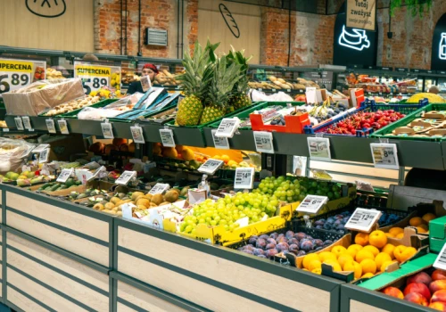 "Zero pozostałości pestycydów” robi furorę w Auchan. Ekspert wyjaśnia, co kryje się za nazwą
