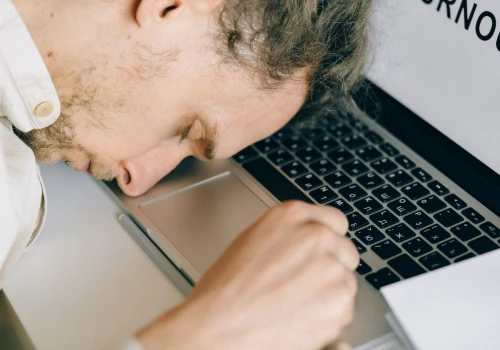 AI miała zdjąć z pracowników część roboty. Menedżerowie przyznają, że stało się odwrotnie