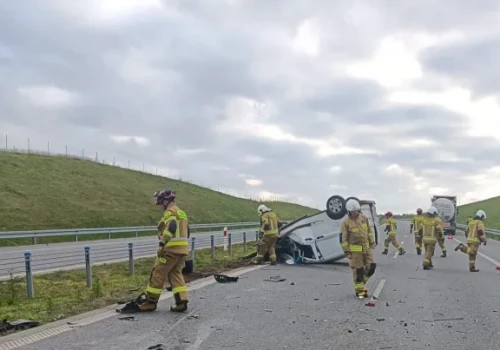 Groźny wypadek na S61. Bus dachował po zderzeniu z cysterną