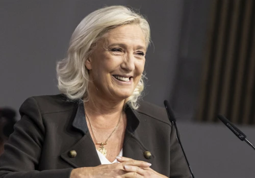 Sondaż: zamieszki wyraźnie pomogły Marine Le Pen, we Francji szykują się rządy prawicy