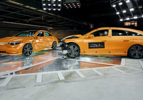 Mercedes zderzył hybrydowe i elektryczne CLA jadące po 56 km/h. Co z baterią elektryka?