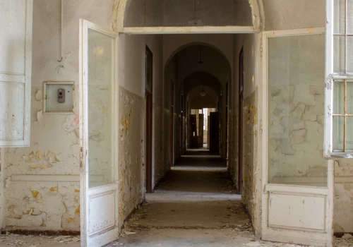 Opuszczony szpital we Włoszech jeży włos na głowie. Skrywa historię pełną bólu i izolacji