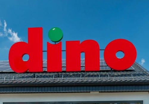 Dino z promocyjną ofertą na Wszystkich Świętych. Chryzantemy za 4,99 zł, a znicze 