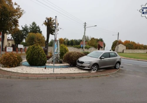 Kierowca z 4 promilami ugrzązł w błocie. Auto zaparkował na rodzie! To nie koniec jego kłopotów!