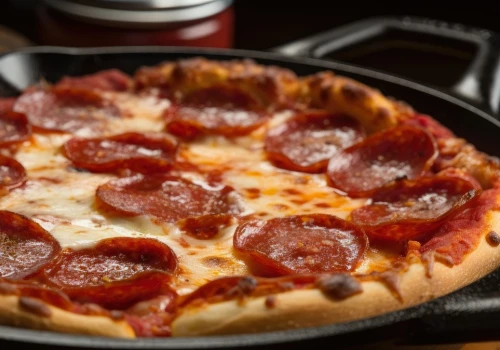 Pizzę na grubym cieście robię na patelni. Smakuje jak z restauracji