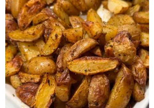 Zanurz ziemniaki w tej glazurze i wstaw do piekarnika. Zyskają obłędnie chrupiącą skórkę