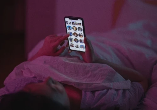Telefon po godz. 22 a sen nastolatków. Badacze sprawdzili ponad 7,5 tys. nocy