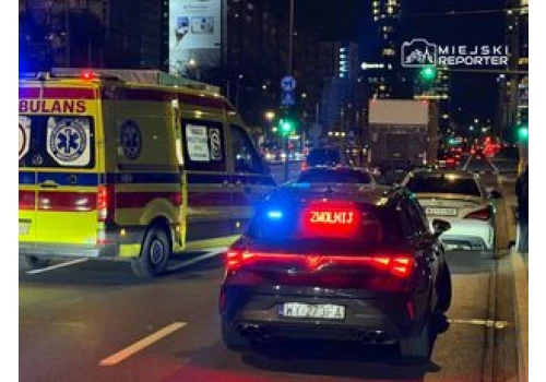 Warszawa: Wypadek karetki na Woli. Trzy pojazdy rozbite, jedna osoba w szpitalu