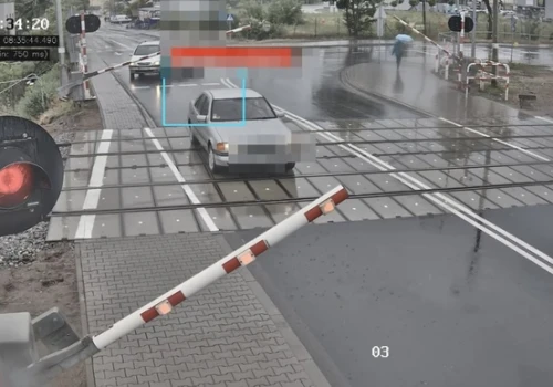 Śmierć może być o sekundy! Kierowcy ignorują czerwone światło i wjeżdżają pod zamykające się rogatki